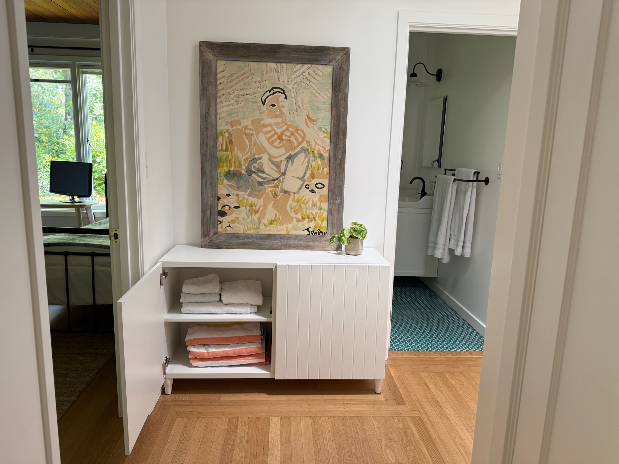 Artful touches and warm hardwood floors welcome you home, blending rustic Healdsburg heritage with fresh, modern style.